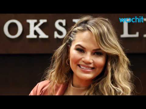 VIDEO : Chrissy Teigen Was Spotted Showcasing Her Bare Baby Bump While Shopping