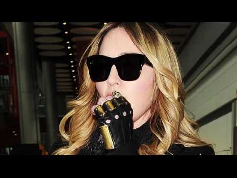 VIDEO : Madonna atterrit  Londres