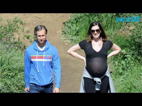 VIDEO : Anne Hathaway Loving Parenthood