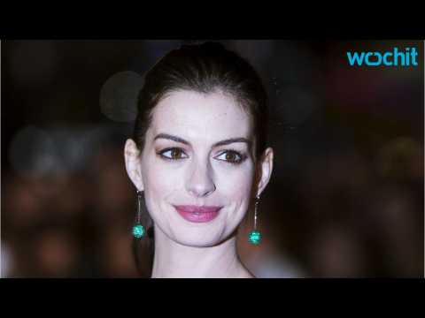 VIDEO : Anne Hathaway Welcomes First Child to the World