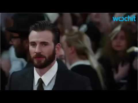VIDEO : Chris Evans Says It Takes About 4 Hours to Snap the Perfect Sext