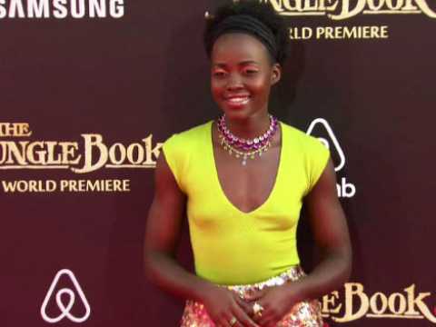 VIDEO : Exclu Vido : Lupita Nyong?o hypnotise le red carpet pour Le Livre de La Jungle !