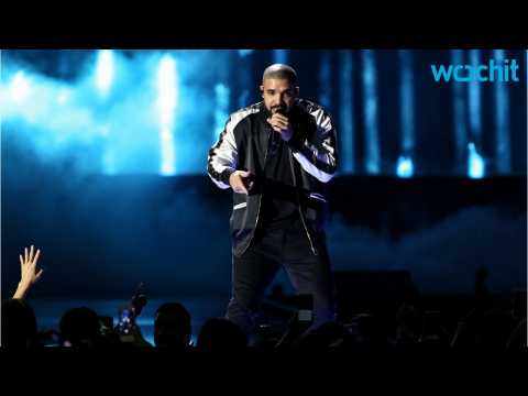 VIDEO : Drake looks for first American Music Awards