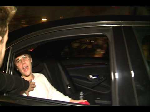 VIDEO : Justin Bieber atiza un puetazo a un fan!