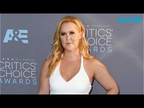 VIDEO : Amy Schumer Joked About Swimsuit Pap Photos With Kate Hudson & Goldie Hawn