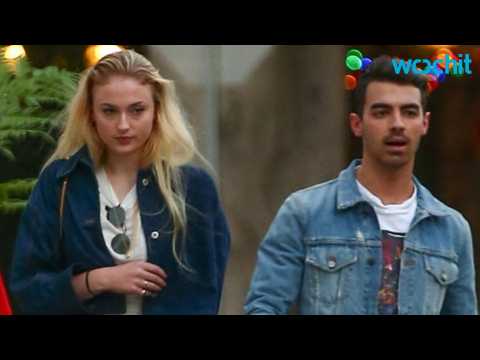 VIDEO : Joe Jonas & Sophie Turner Wear Matching Denim