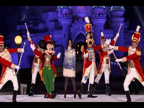 VIDEO : Laura Pausini inaugura la Navidad en Disneyland Paris