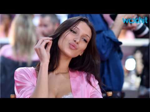 VIDEO : Bella Hadid Relies On Her Sister During Victoria's Secret Show