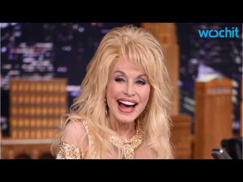 VIDEO : Dolly Parton Found Watching Her Life Brought to Life on TV 