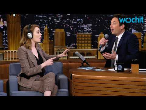 VIDEO : Emma Stone And Jimmy Fallon Play Singing Whisper
