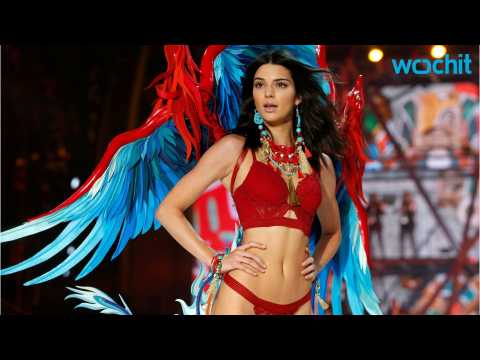 VIDEO : Kendall Jenner Stunned At The VS Fashion Show