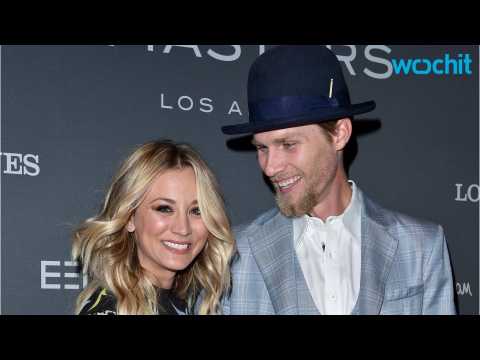VIDEO : Kaley Cuoco Gets In The Holiday Spirit With Karl Cook