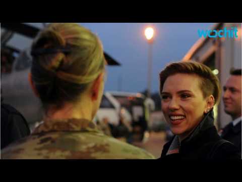 VIDEO : Chris Evans, Scarlett Johansson On USO Tour