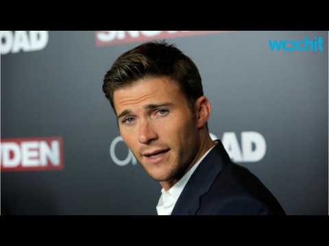 VIDEO : Scott Eastwood Calls Out Paparazzi For Creepy Pic