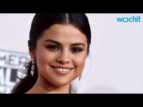 VIDEO : Selena Gomez Spotted With Self-Help Book