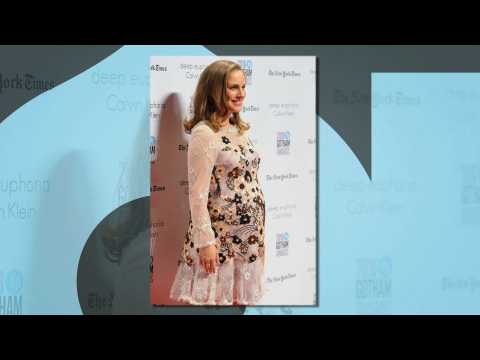VIDEO : Natalie Portman flaunts baby bump at Gotham Independent Film Awards
