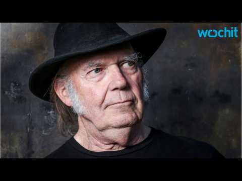 VIDEO : Neil Young Calls Obama to End the Violence Against Protesters At The Oil Pipeline in DK