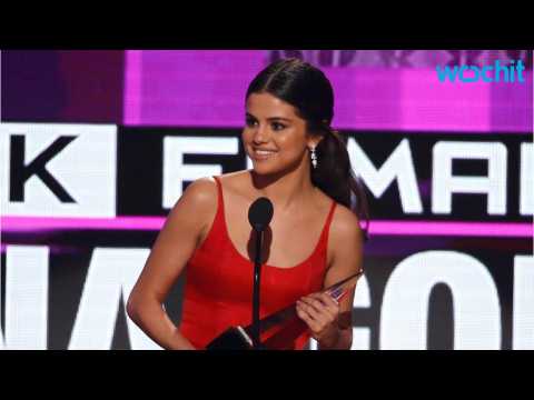 VIDEO : Selena Gomez's Heartfelt AMA Speech