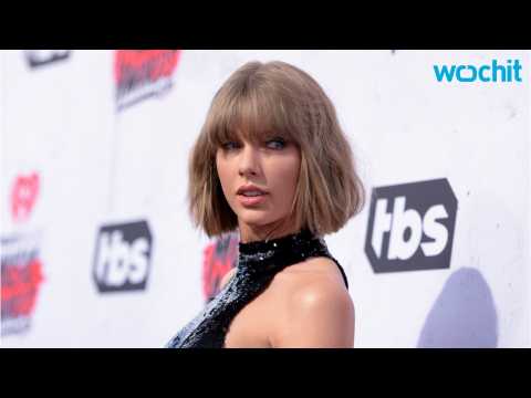 VIDEO : Taylor Swift Does 'Mannequin Challenge' For Thanksgiving