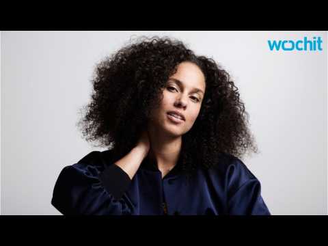 VIDEO : Alicia Keys Talks Falling In Love With Music