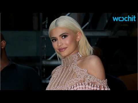 VIDEO : Kylie Jenner Previews Sexy 2017 Calendar