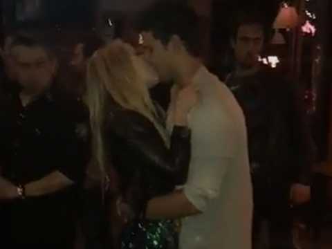 VIDEO : Taylor Lautner surpris en train d'embrasser une clbre blonde...
