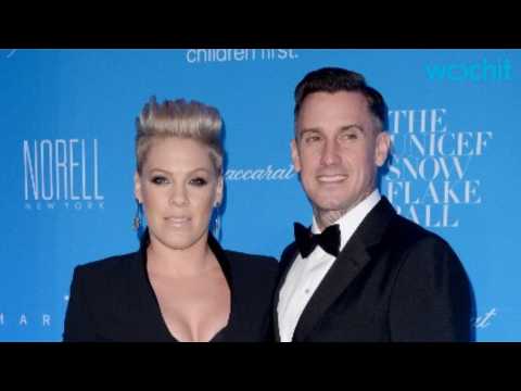 VIDEO : Pink Brushes Off Carey Hart Divorce Rumors