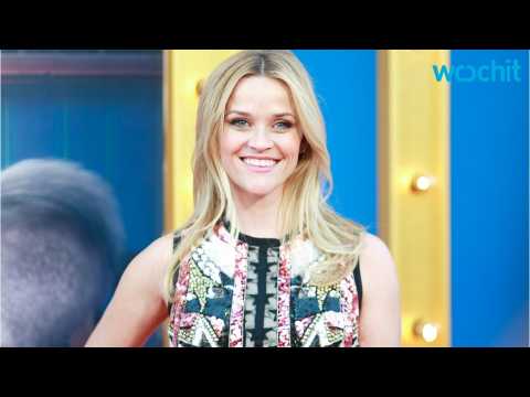 VIDEO : Reese Witherspoon Breaks Out Into 
