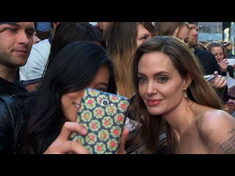 VIDEO : Angelina Jolie: lâchée par l'opinion publique au profit de Brad Pitt ?