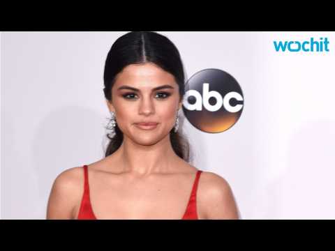 VIDEO : Selena Gomez Steps Behind Camera for Netflix Teen Drama