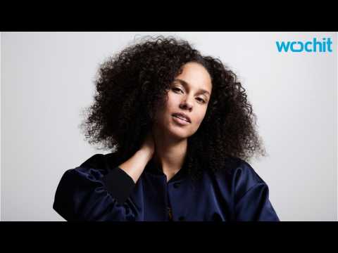 VIDEO : Alicia Keys Gets Naked For 36th Birthday