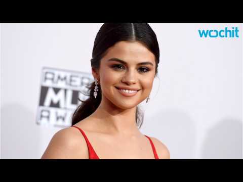 VIDEO : Selena Gomez ,The Weeknd & Friends Enjoy Night Out