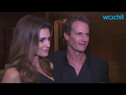 VIDEO : Cindy Crawford Flaunts Bikini Body While Vacationing in Mexico With Husband Rande Gerber