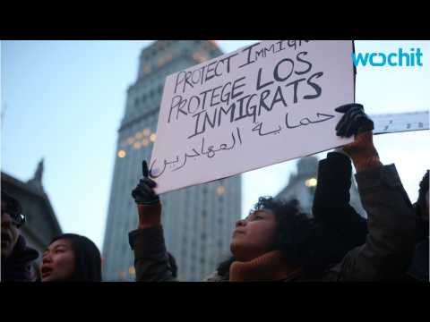 VIDEO : Gigi And Bella Hadid Protest Trump's Anti-Immigration Policies