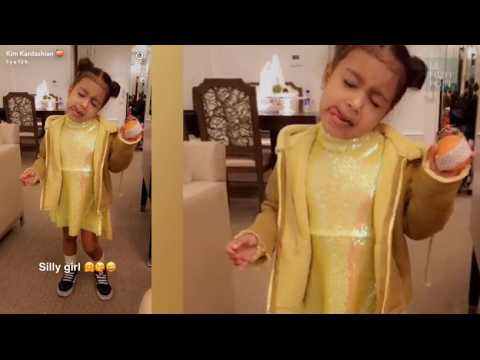 VIDEO : Aidés de leur fille, Kim Kardashian et Kanye West se lancent dans la mode pour enfants
