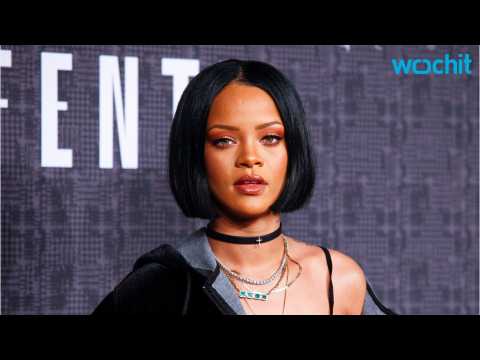 VIDEO : Rihanna Takes On Iconic Scream Queen Role