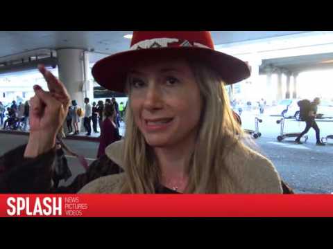 VIDEO : Mira Sorvino se joint aux manifestants  l'aroport de Los Angeles