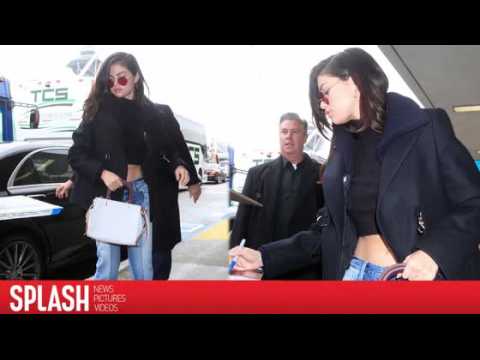 VIDEO : Selena Gomez Bares Her Abs at LAX