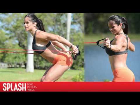 VIDEO : Michelle Lewin Shows Off Her Flawless Figure in Miami Park