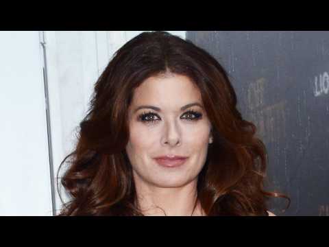 VIDEO : Debra Messing Recalls Abuse On The Set Of 'A Walk In The Clouds'
