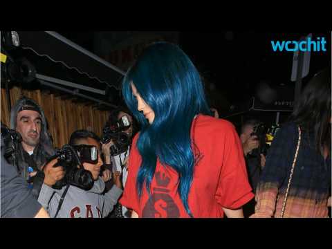 VIDEO : Kylie Jenner Has Shocking New Midnight Blue Hair