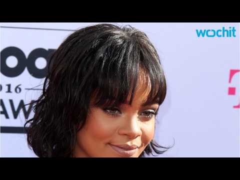 VIDEO : Rihanna?s New Green Hair Color Could Be Spring?s Next Trend