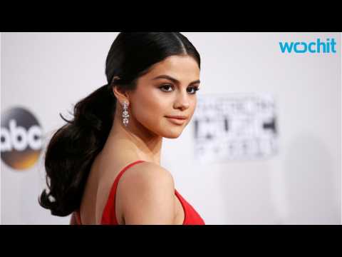 VIDEO : Selena Gomez Cut-Out Dress Shows Off Her Cleavage