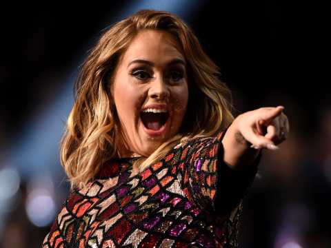 VIDEO : Public Buzz : Durant un concert, la chanteuse Adele balance des billets de 20 dollars