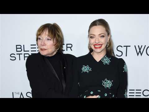VIDEO : EXCLUSIVE: Shirley MacLaine Can't Stop Cradling Amanda Seyfried's Baby Bump at 'The Last Wor
