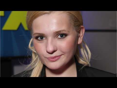 VIDEO : Abigail Breslin Has Panic Attack During Performance
