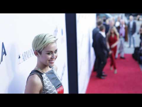 VIDEO : Miley Cyrus and Liam Hemsworth reportedly 'fued over prenup'