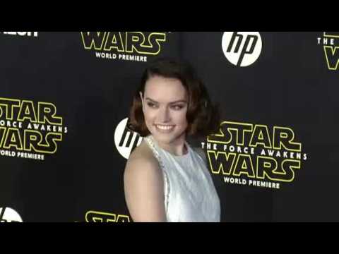 VIDEO : Gad Grills Daisy Ridley For Star Wars News