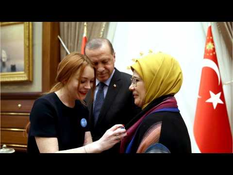 VIDEO : Lindsay Lohan Says She Was Profiled While Wearing Headscarf
