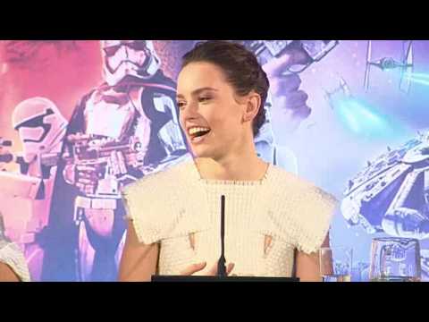 VIDEO : Daisy Ridley Besieged By Celeb Star Wars Fans